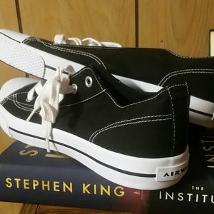 Airwalk tennis shoes